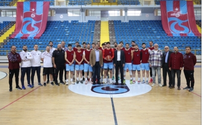 Trabzonsporlu yneticiler basketbol takmn ziyaret etti